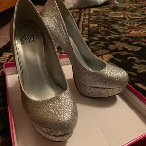 silver glittery 4 inch heel pumps *OBO*